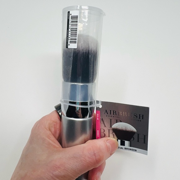 NWT IT Cosmetics #114 Airbrush Essential Bronzer Brush. Brand new sealed. - Picture 2 of 13